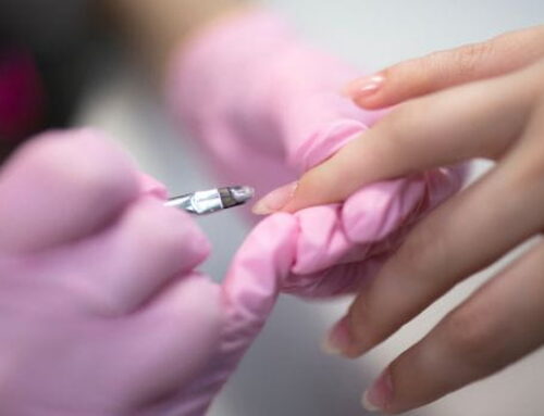 Reconstrucción de uñas en cabina: productos y técnicas clave de refuerzo